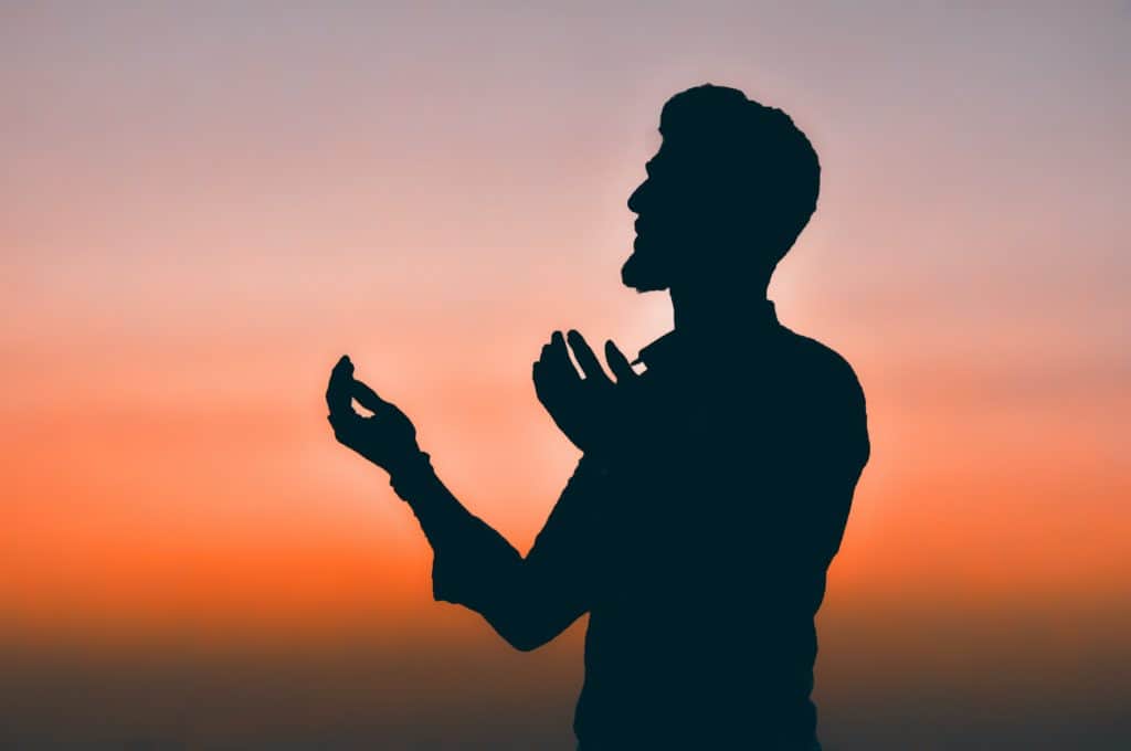 Homme qui faut une invocation