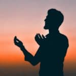 homme qui fait une invocation