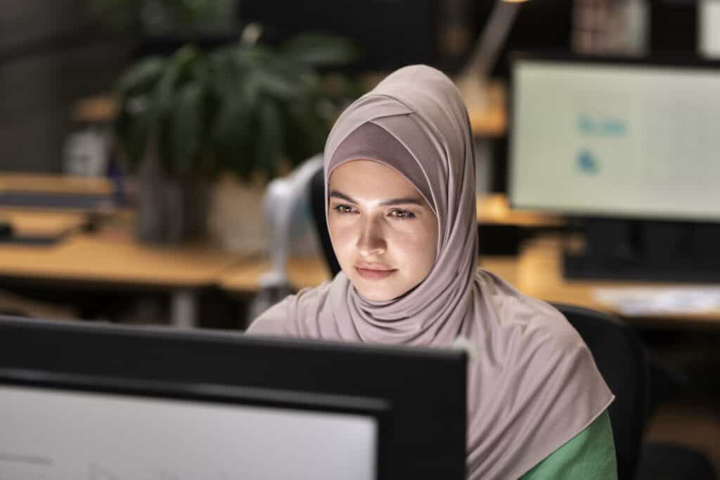 Femme voilée au travail après avoir donné son CV et fait un entretien d'embauche