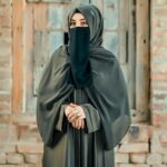 femme voilée couvrant sa awra